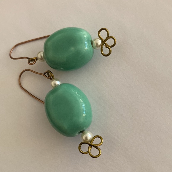 Earrings: Ceramic & faux pearl with antique brass - Picture 7 of 16